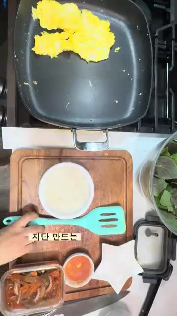 팬에 기름을 두르고 계란을 풀어 얇게 지단을 부친다. — 한스푼 오낙삼 명란 김밥 레시피
