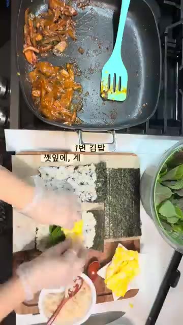 김 위에 명란밥을 3등분하여 올린다. — 한스푼 오낙삼 명란 김밥 레시피