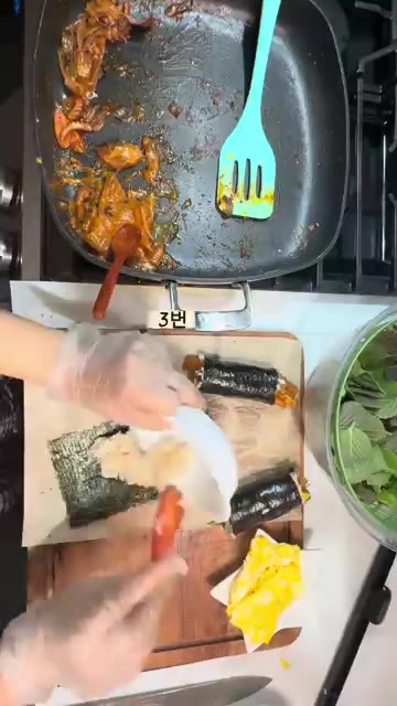 깻잎, 계란 지단, 오낙삼 또는 치즈 오낙삼을 올린다. — 한스푼 오낙삼 명란 김밥 레시피