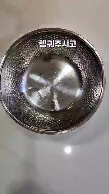 체에 밭쳐 물기를 제거한다. — 알배추 겉절이 5분 컷 레시피