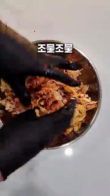 장갑을 끼고 조물조물 양념이 잘 배도록 버무린다. — 알배추 겉절이 5분 컷 레시피