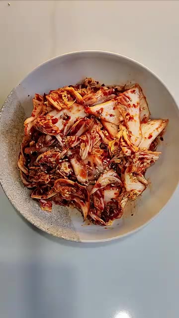 한입 먹어본다. 아삭아삭 맛있다. — 알배추 겉절이 5분 컷 레시피