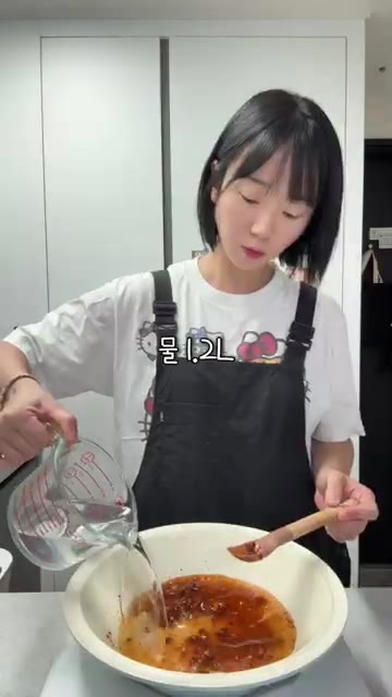 냄비에 오일을 두르고 다진 마늘, 된장, 고추장, 고춧가루를 넣고… — 주말 하루 메뉴는 딱 이대로! 얼큰 계란국수 & 간장불고기 & 콩나물국