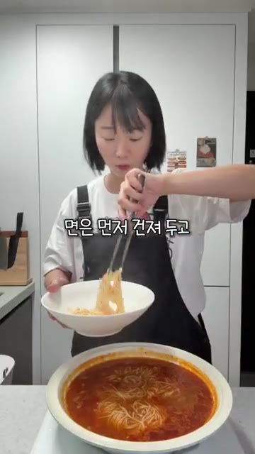 삶은 면은 먼저 건져 그릇에 담고, 남은 국물이 끓을 때 계란 3개… — 주말 하루 메뉴는 딱 이대로! 얼큰 계란국수 & 간장불고기 & 콩나물국