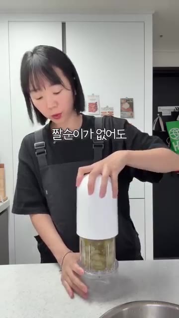 짤순이나 면보, 손을 이용해 오이지 물기를 최대한 꾹 짜줍니다. — 꼬들꼬들 씹히는 맛, 자꾸 생각나는 시골 반찬 오이지무침