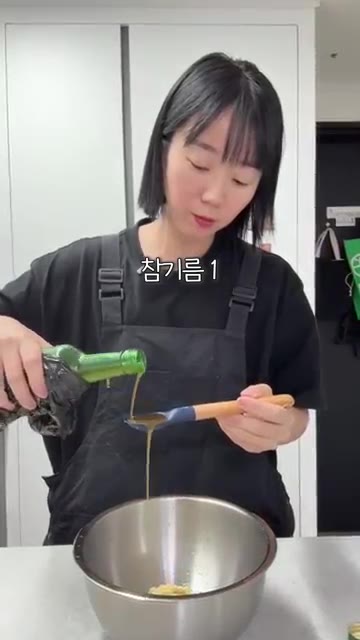 다진 마늘 1큰술, 매실청 1큰술, 참기름 1큰술, 고춧가루 1~2… — 꼬들꼬들 씹히는 맛, 자꾸 생각나는 시골 반찬 오이지무침