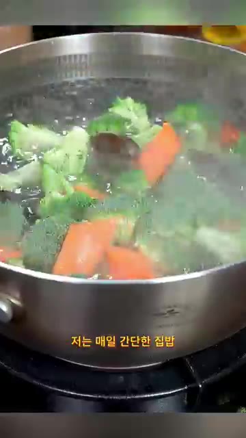 데친 채소는 건져서 따로 준비합니다. — 식감 살리고 맛도 잡는 브로콜리 새우볶음 맛있게 만드는 비법
