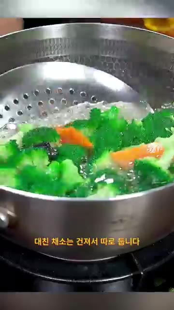 팬에 기름을 두르고 파와 마늘을 볶아 향을 낸 뒤, 새우를 넣어 색… — 식감 살리고 맛도 잡는 브로콜리 새우볶음 맛있게 만드는 비법