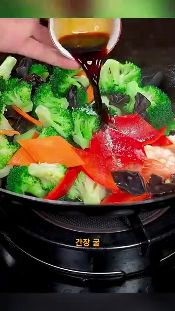 데친 채소를 넣고 소금, 간장, 물로 간을 맞춘 뒤 물을 조금 넣어… — 식감 살리고 맛도 잡는 브로콜리 새우볶음 맛있게 만드는 비법