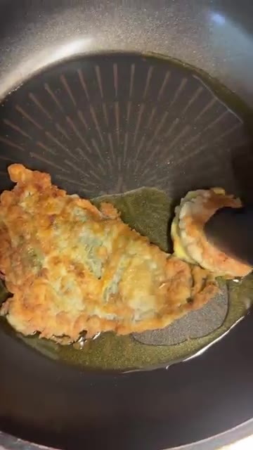 팬에 기름을 두르고 전을 노릇하게 지진다. — 명절에는 청국장을 먹자
