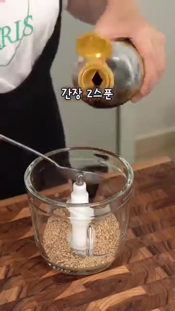 채칼을 이용해 양배추와 양파를 얇게 채 썰어 믹싱볼에 담고 물에 1… — 양배추 한 통 순삭하는 사과양배추 샐러드