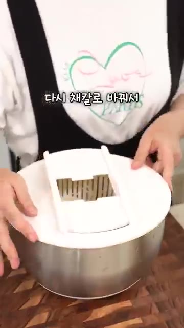 믹서기에 들깨가루 4큰술, 레몬즙 2큰술, 간장 2큰술, 올리고당… — 양배추 한 통 순삭하는 사과양배추 샐러드