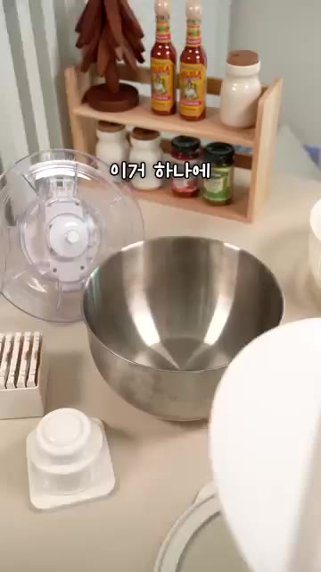 물기를 뺀 양배추와 양파에 채 썬 사과를 넣고 준비된 들깨 드레싱을… — 양배추 한 통 순삭하는 사과양배추 샐러드