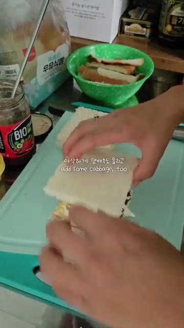 다른 식빵으로 덮어 랩으로 단단히 싸매준다. — 식비 절약! 무지출 도시락 만들기