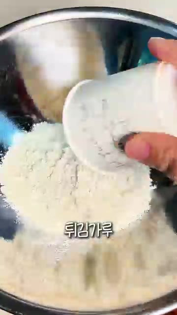 볼에 부침가루, 튀김가루, 차가운 물을 넣고 가볍게 섞어 반죽을 만… — 초간편 바삭 쪽파전 만들기 | 새우젓 반 스푼으로 감칠맛 폭발하는 새우 쪽파전