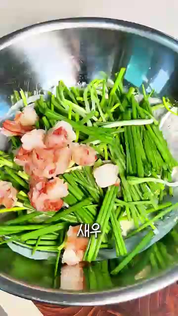 반죽에 쪽파, 새우, 새우젓을 넣고 살살 버무립니다. — 초간편 바삭 쪽파전 만들기 | 새우젓 반 스푼으로 감칠맛 폭발하는 새우 쪽파전