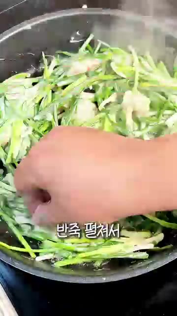 달군 팬에 식용유를 넉넉히 두르고 반죽을 펼쳐 앞뒤로 노릇하고 바삭… — 초간편 바삭 쪽파전 만들기 | 새우젓 반 스푼으로 감칠맛 폭발하는 새우 쪽파전