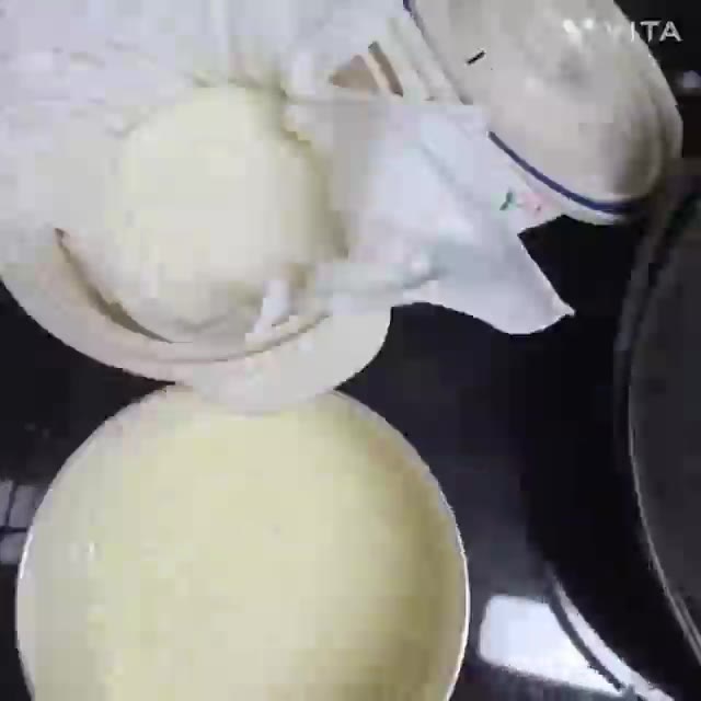 체망 위에서 유청을 1차로 빼낸 뒤, 면포의 윗부분을 꼬아 짜줍니다… — 집에서 간단히 게살 리코타치즈 샐러드