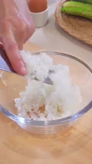 양파는 썰어 물에 담가 매운맛을 빼고 물기를 짜줍니다. — 살빠지는 오이 샌드위치 레시피🔥