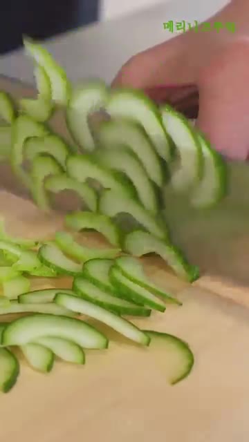 오이는 씨를 제거하고 썰어 소금 1/2큰술에 10분간 절인 후 물기… — 살빠지는 오이 샌드위치 레시피🔥