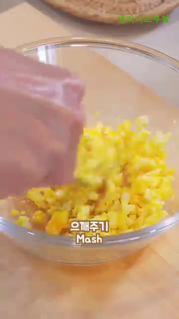 닭가슴살은 포크로 잘게 찢어줍니다. — 살빠지는 오이 샌드위치 레시피🔥