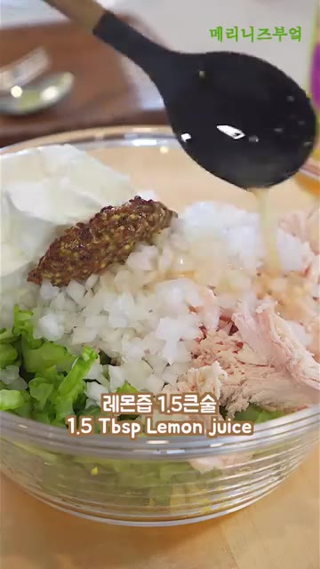 큰 볼에 으깬 계란, 찢은 닭가슴살, 물기를 짠 오이와 양파를 넣습… — 살빠지는 오이 샌드위치 레시피🔥