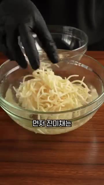 진미채는 물에 헹궈 물기를 꼭 짜고 한입 크기로 잘라주세요. — 진짜 쉬운 밥도둑!! 진미채볶음