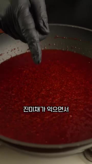 양념을 5분 정도 식힌 후 진미채를 넣고 잘 버무린 뒤 참깨를 뿌려… — 진짜 쉬운 밥도둑!! 진미채볶음