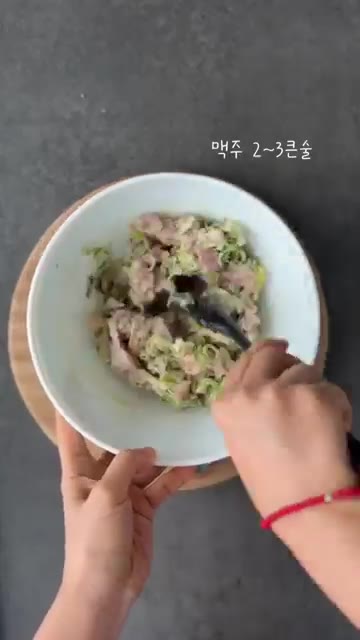 맥주를 넣고 반죽이 뭉쳐지도록 잘 섞어준다. — 겉바속촉 닭다리살 파닭전
