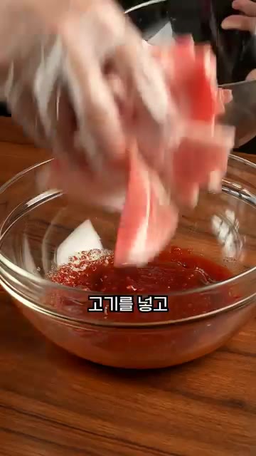 볼에 고추장, 고춧가루, 굴소스, 설탕, 물엿, 미림, 다진 마늘을… — 밥 두 공기 순삭!! 제육볶음 레시피