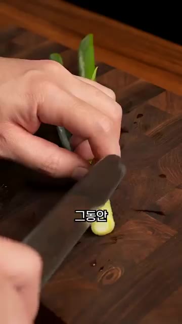 돼지고기를 넣고 잘 버무려 30분 이상 재워주세요. — 밥 두 공기 순삭!! 제육볶음 레시피