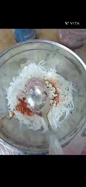 물기를 뺀 무에 고춧가루 5큰술, 매실액 5큰술, 멸치액젓 1큰술,… — 매콤달콤 무생채 레시피