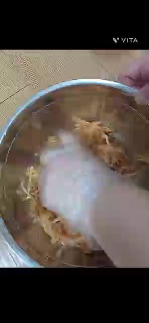 양념이 잘 배도록 살살 조물조물 버무려주세요. — 매콤달콤 무생채 레시피
