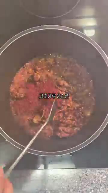 다진 마늘 1스푼과 된장 2스푼을 넣고 볶아주세요. — 초간단 된장술밥 레시피