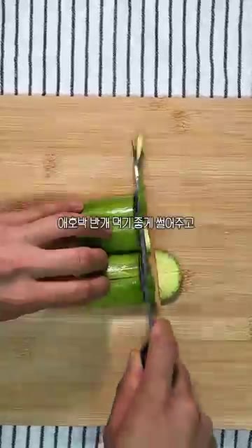 고춧가루 2스푼을 넣고 볶아주세요. — 초간단 된장술밥 레시피