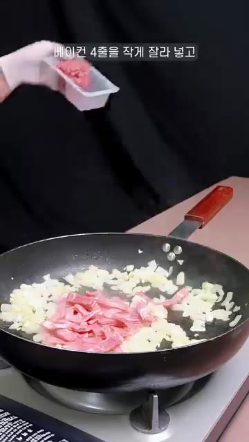 베이컨 4줄을 작게 잘라 넣고, 다진 소고기 200g을 넣어 뭉치지… — 맛있고 간단한 원팬파스타!