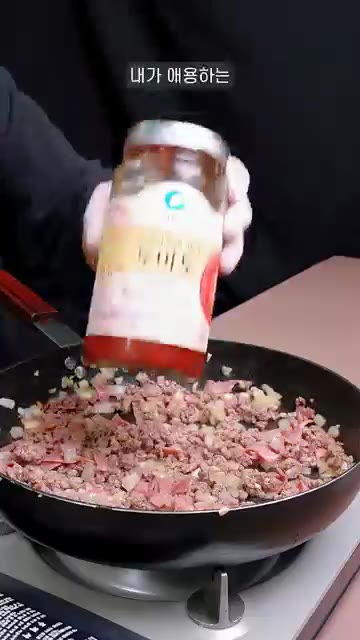 고기가 익으면 소금과 후추 2꼬집씩 넣고, 토마토 파스타 소스 20… — 맛있고 간단한 원팬파스타!
