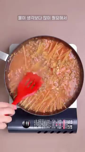 소스가 끓어오르면 파스타 면 1인분을 넣고, 면이 익을 때까지 졸여… — 맛있고 간단한 원팬파스타!
