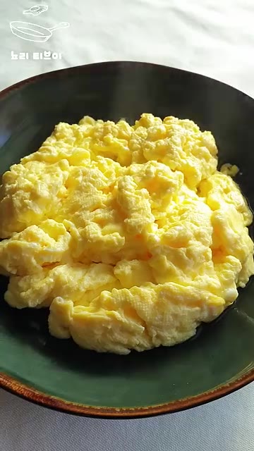 완성된 계란찜을 그릇에 담고 후추를 약간 뿌려줍니다. — 계란을 이렇게 해 보세요. 너무 간단해서 매 끼니를 이렇게 해 먹습니다.