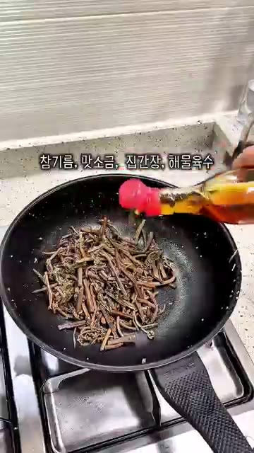 콩나물은 팬에 넣고 맛소금 약간 넣은 뒤 물 200ml를 넣고 뚜껑… — 명절 나물 레시피