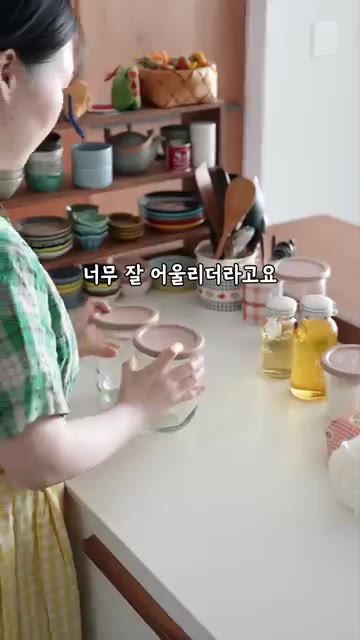 채 썬 채소들을 섞어 용기에 꾹꾹 눌러 담는다. — 알배추 백김치 피클로 만든 닭가슴살 샌드위치 레시피