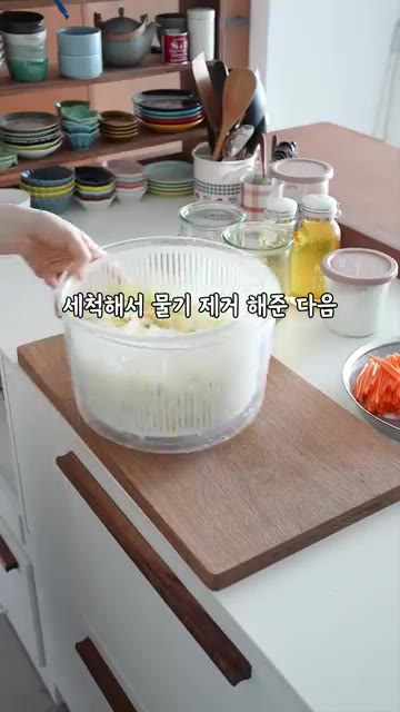 만든 절임물을 채소가 담긴 용기에 가득 붓고, 채소가 완전히 잠기도… — 알배추 백김치 피클로 만든 닭가슴살 샌드위치 레시피