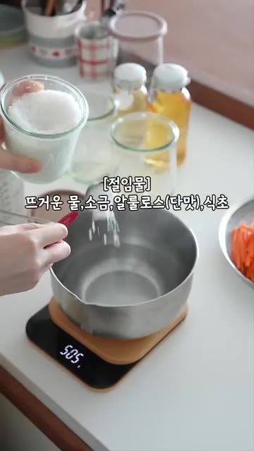 사워도우 번을 반으로 가르고 오븐에 살짝 굽는다. — 알배추 백김치 피클로 만든 닭가슴살 샌드위치 레시피