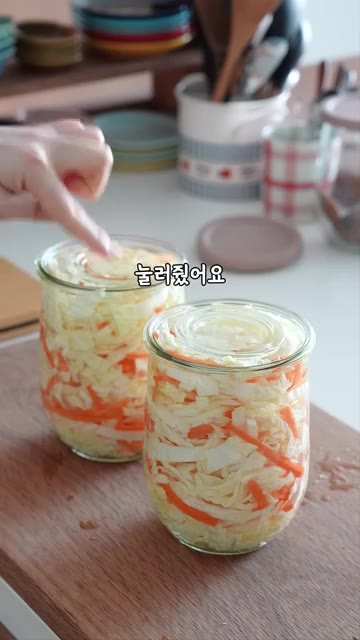 닭가슴살, 물기를 짠 알배추 백김치 피클, 치즈 순서로 올리고 번을… — 알배추 백김치 피클로 만든 닭가슴살 샌드위치 레시피