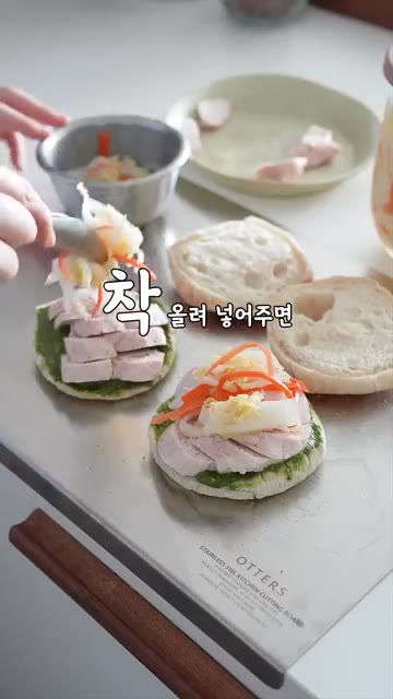 알배추 백김치 피클은 샌드위치에 넣으면 아삭한 식감과 상큼한 맛을… — 알배추 백김치 피클로 만든 닭가슴살 샌드위치 레시피
