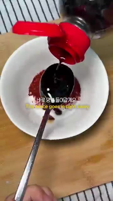 양파를 채 썰어 준비한다. — 사세 가라아게로 만드는 매콤 달달 가라아게동