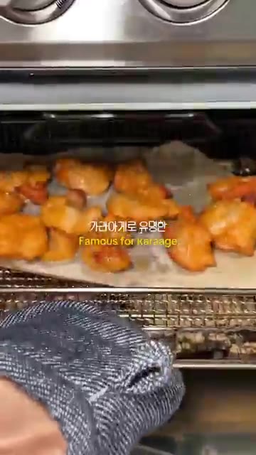 팬에 기름을 두르고 채 썬 양파를 볶는다. — 사세 가라아게로 만드는 매콤 달달 가라아게동