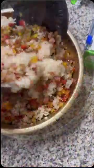 후리가케를 넣고 밥을 잘 섞어줍니다. — 응원의 유부초밥 만들기