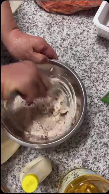 쪽파를 잘게 썰어 토핑에 넣고 섞어줍니다. — 응원의 유부초밥 만들기