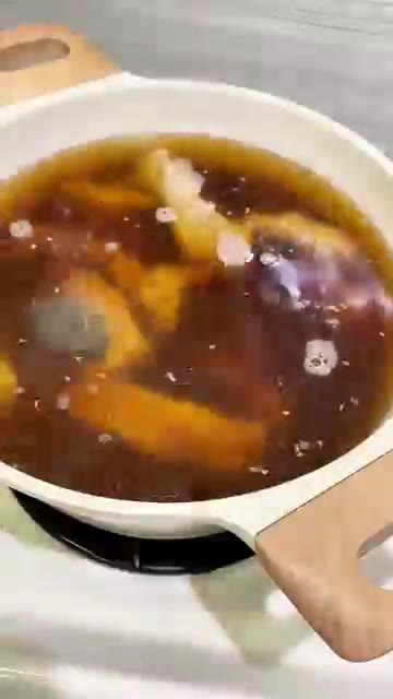 돼지갈비는 찬물에 담가 핏물을 제거하고, 마늘은 편으로 썬다. — 매콤달콤 갈비찜 도시락 만들기
